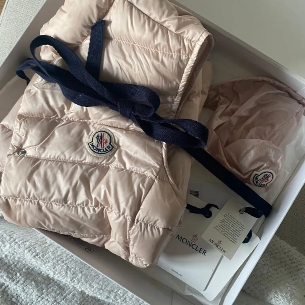 Säljer min sååå fina moncler väst då den aldrig kommer till användning🥺 Använd ca 2 gånger men inte riktigt min stil   Helt ny & äkta. Dustbag, box kvitto medföljes🤍 Nypris 9200:- men pris går att diskutera!. Jackor.