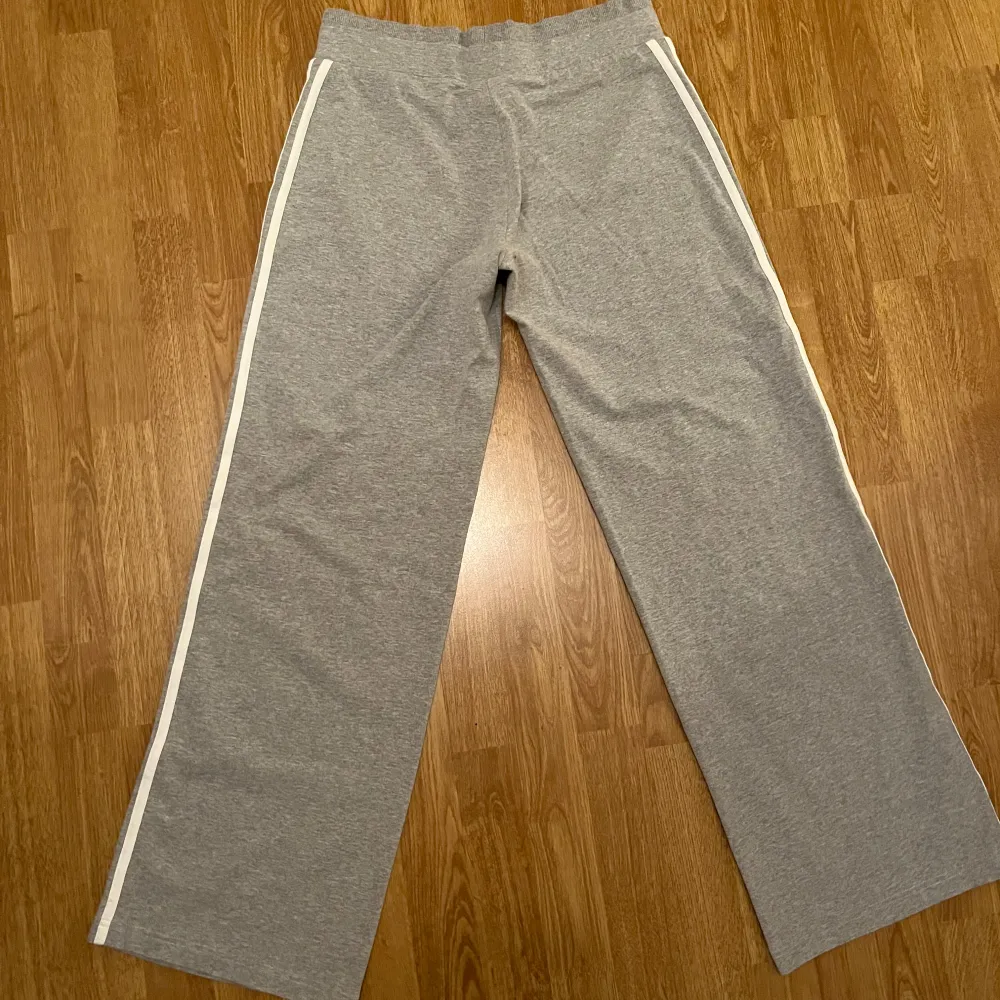 Grå adidas mjukisbyxor/joggers i fint skick, säljer då de är lite stora. Jeans & Byxor.