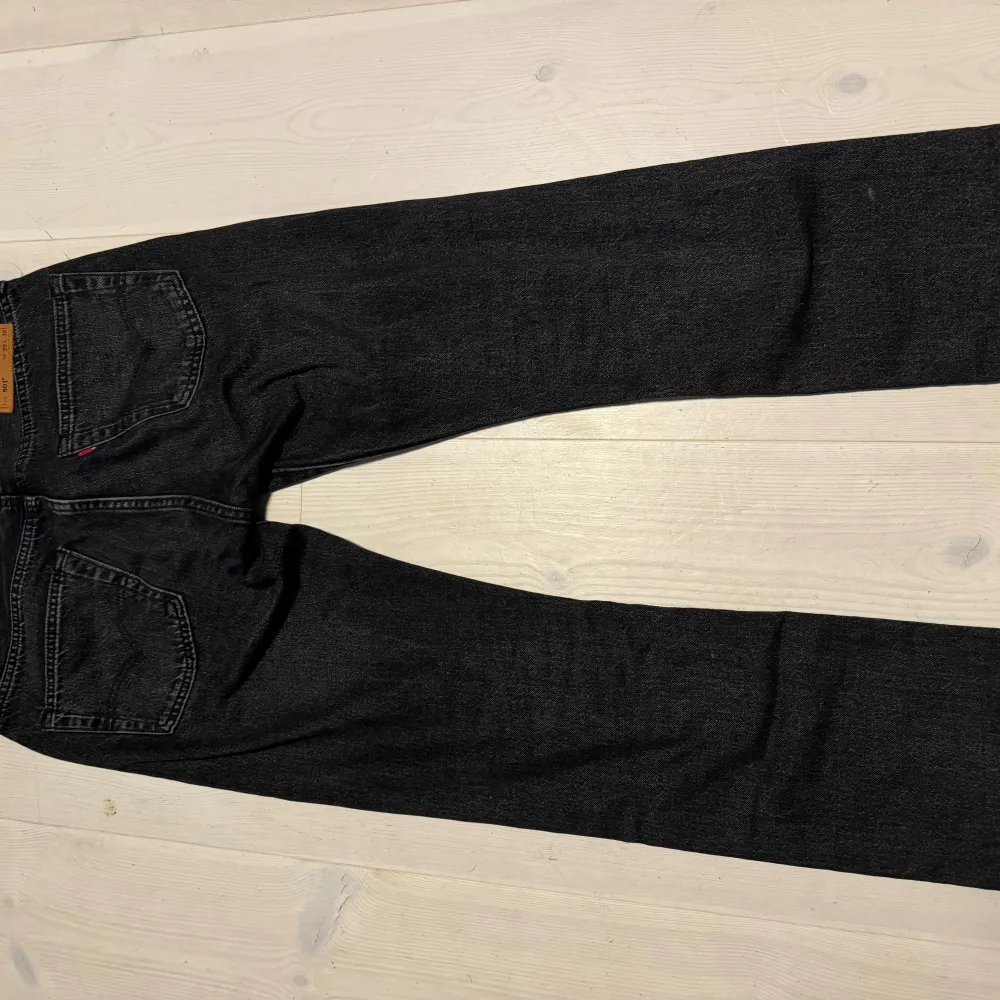 Säljer ett par mörk gråa levis jeans 501 i storlek 29/32 men passar som 29/30!. Jeans & Byxor.