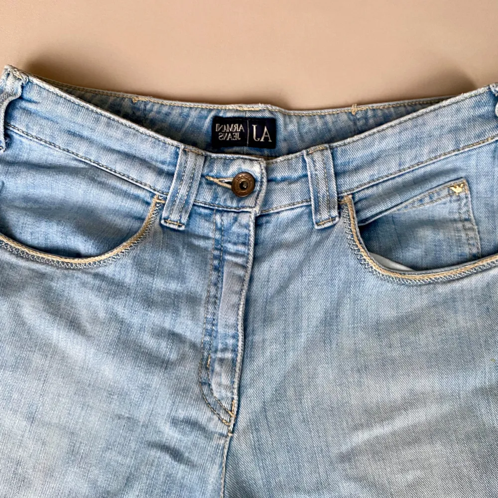Säljer ett par snygga ljusblå jeans från Armani Jeans i storlek 28.Passade inte mig tyvärr 💞. Farkut & Housut.
