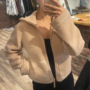 Teddy jacka - Den virala H&M jackan säljer jag i storlek Xs-S. Den är ny, utan prislapp!!❤️