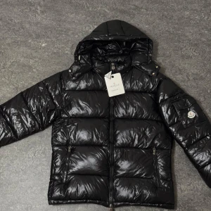 Moncler Maya - Moncler Maya, NFC SCAN, oanvänd, helt ny, storlek M passar perfekt, (L funkar också om man vill ha lite större!) (180-190 cm)!!!