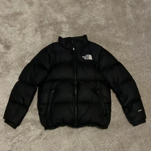 The north face jacka - En tnf jacka ingen skada på den samt lite andvänd. Pris går att diskutera om det finns någon fråga fråga på inga frågor är dumma😁