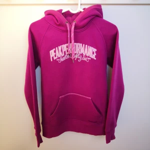 Hoodie från Peak Performance - Rosa/lila Hoodie från Peak Performance. Storlek Medium. Fint skick. Köparen står för fraktkostnaden. 