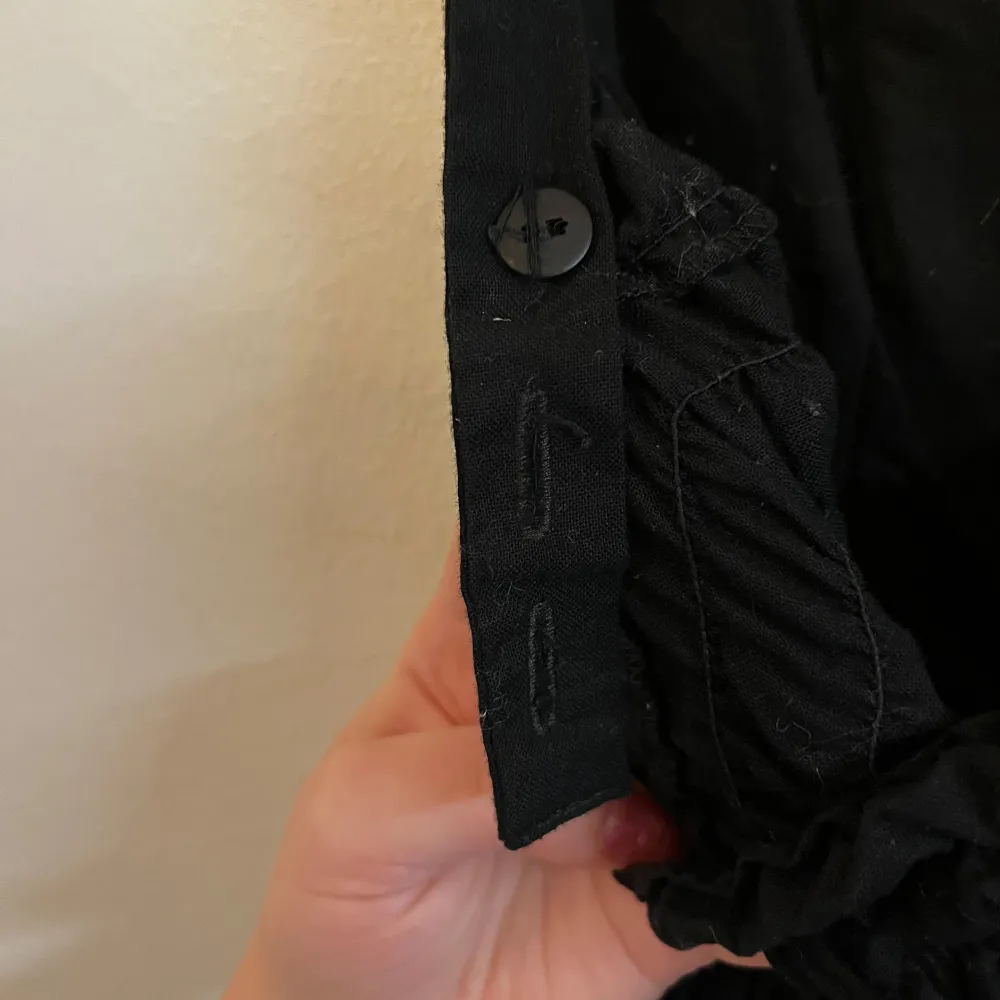 Klänningen är knappt använd och bra skick men köpt secondhand. Lite trasig vid öljetterna(metall ringarna som bandet träs igenom), syns bäst på bild tre. Längden på axelbanden går att justera. Skulle säga storlek M. Köpare står för frakt 😽. Klänningar.