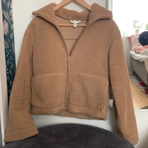 Hm teddyjacka/kofta - En så fin brun populär teddykofta från H&m, typ helt ny och strl. Xs💗💗 (den är inte lika orangebrunaktig i verkligheten)