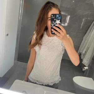 Spets topp - Superfin spetstopp från Pieces i storlek xs😍😍😍