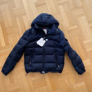 Moncler montegevre  - Sprillans ny montegevre endast testad i mörkblå som är perfekt nu till vintern. Säljer då den va för stor för mig. En väldigt eftersökt jacka som passar bra till allt. Den är väldigt varm och skön och är även den BILLIGASTE på hela plick!!!
