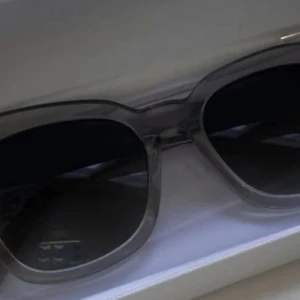 CHIMI 07 grey  - As fina CHIMI glasögon i 07 grey🤍🤍 skalet är lite skadat men glasögonen är som nya!! 