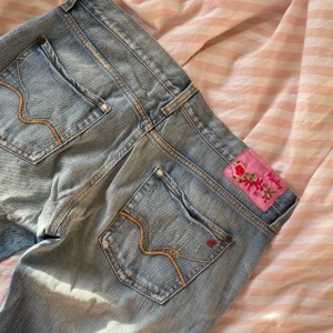 lågmidjade replay jeans - Skitsnygga lågmidjade jeans från replay med detaljer på fickorna. I jättefint skick och snygg passform men måste tyvärr sälja då de inte passar mig😫 Raka/lätt utsvängda Midjemått 42 cm 