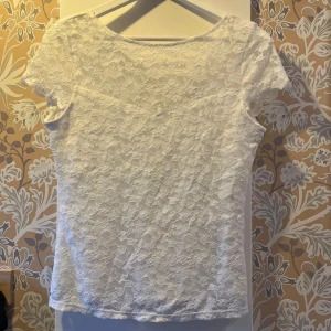 Spets topp - Vit spets topp som är skit snygg men tyvvär har den inte kommit till användning sedan jag köpte den! Skriv vid frågor❤️