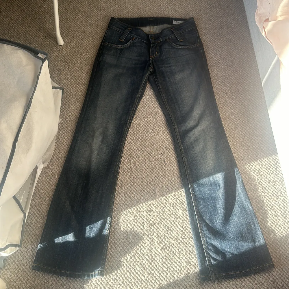 Skit snygga superlow flare jeans från Lee! Ny utan prislapp säljer då de är för små på mig! W27 L33. Jeans & Byxor.