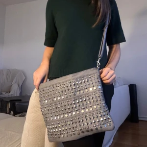 Väska med nitar  - Grå väska med nitar i fint skick. Inga nitar har ramlat av💕