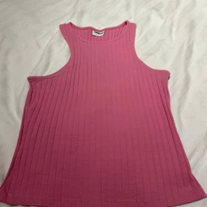 Rosa topp - Rosa topp från noisy may som sitter super fint får bara ingen användning av den längre. Använd ett par gånger men syns inget slitage!😊