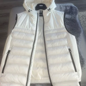 Boss black väst - Splitter ny köpte fel storlek. Äkta  Ordinarie pris 3418kr
