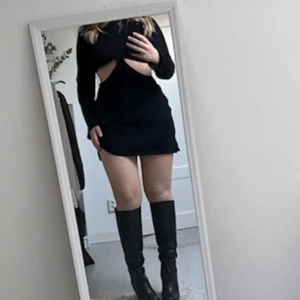 Klänning - Supersnygg klänning från H&M med cut outs i strl M🖤 aldrig använd med lappen kvar🪩