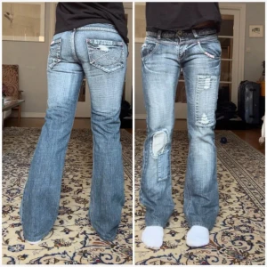 Lågmidjade jeans - Svin coola , midjemått : 37 cm , innerbenslängd : 74. Står ingen storlek😘😘❣️❣️