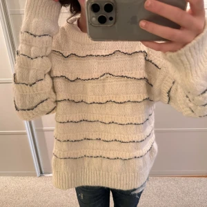 Stickad tröja med volang - I super bra skick!! Köp gärna genom köp nu💕💕