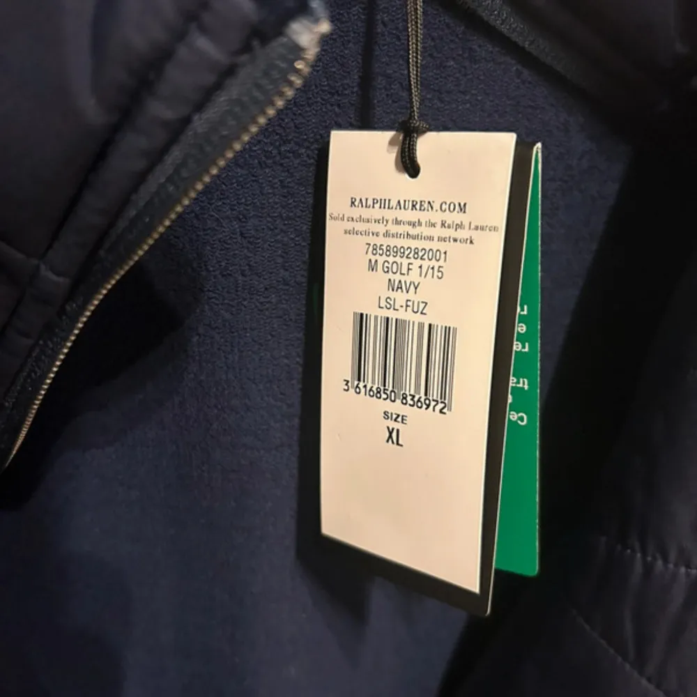 Säljer en snygg mörkblå jacka från Ralph Lauren i nyskick. Jackan har en quiltad design framtill med dragkedja och RLX-logga på axeln. Perfekt för höst och vår, med långärmade ärmar och en stilren look. Passar både till vardags och lite finare tillfällen.. Takit.
