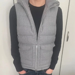 Stenströmsväst - Tjena säljer nu min rikigt feta stenströms väst! Skicket är 8/10 då det är en liten fläck på en av fickorna som är knappast synlig, storleken är s och om du har några mer frågor så får du gärna skriva till mig// mvh timelessfashion 😃 