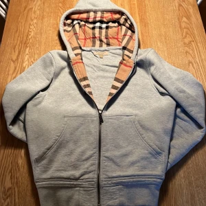 Burberry zip Hoodie  - Tjenare, säljer min Burberry zip. Den är storlek M och i mycket fint skick utan skador eller fläckar.  Hör av er om ni har några frågor.