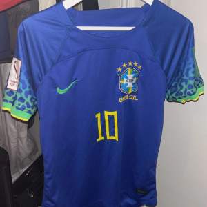 En 2021 Brasilien away tröja i bra skick och i storlek S. 