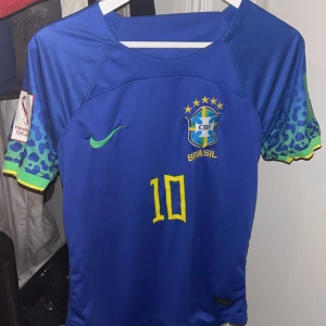 Brasilien tröja  - En 2021 Brasilien away tröja i bra skick och i storlek S. 