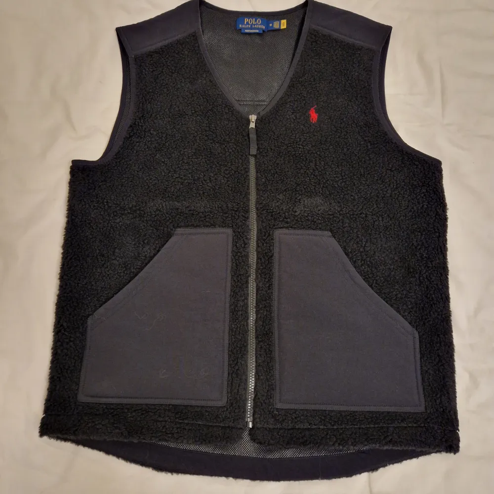 En fin Polo Ralph Lauren fleece vest som är vindtät, perfect för hösten. Inga defekter eller liknande. Storlek M. Pris ej hugget I sten! Hör av för fler bilder eller frågor.. Jackor.