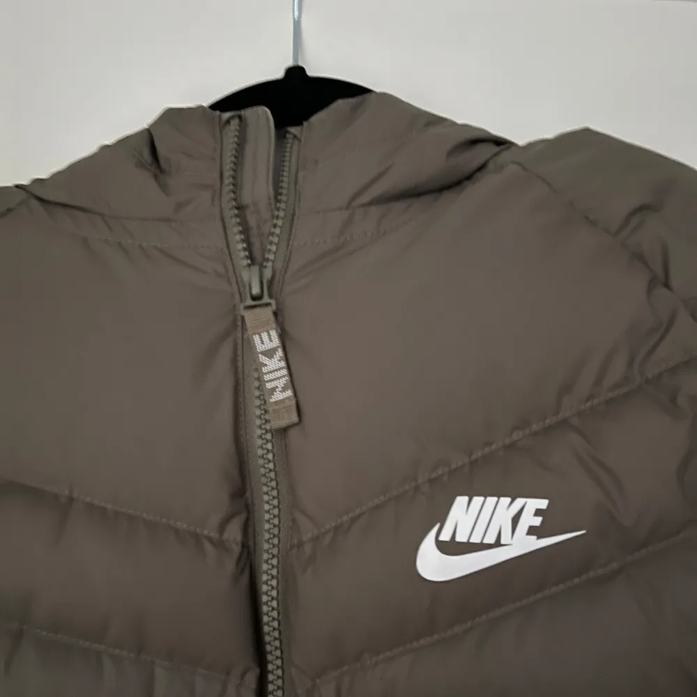 Säljer min nike jacka, köptes för 3 år sedan men är i princip aldrig använd. Storlek M men jag kör den lite oversized (är i vanliga fall XS). Jackor.