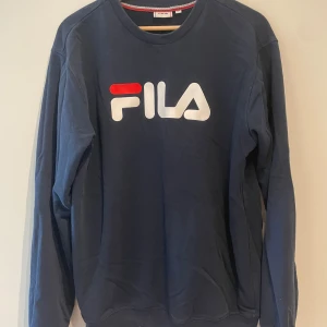 FILA tjocktröja - Säljer min FILA-tjocktröja. Storlek M. Använd men i gott skick.