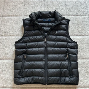 Ralph lauren väst - Säljer nu denna riktigt feta västen || nypris: 3200kr, mitt pris: 1200kr || nyskick, cond: 9,5/10 || storlek: L, men sitter en aning mindre || perfekt nu till vintern och sitter riktigt snyggt || har du frågor är det bara att höra av dig