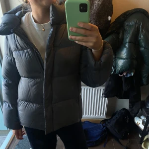 Vinterjacka - Jättefin dunjacka från uniqlo. Den har en grå-blå färg. Strl S. Fint skick men säljer för att den inte kommer till användning längre.