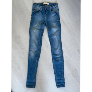 Jeans Gina Tricot - Ljusare jeans i modellen Lisa från Gina Tricot i strl 36. Normalhög midja, ganska långa i benen. Knappt använda.   Kommer från djur- och rökfritt hem, tvättade parfymfritt.