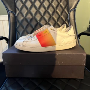 Valentino open - Tvär feta Valentinos som sticker ut ur mängden är slitna på insidan där färgen släppt lite samt insidan men absolut inget som påverkar helhetsintrycket av dem. Såklart äkta med ALLT og 😃kan diskutera pris 💪