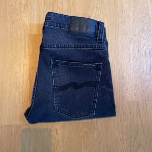 Nudie jeans - Säljer dessa riktigt feta Nudie jeans i modellen Grim Tim. Jeansen är nästan helt nya och är bara använda ett par gånger. Det är storlek W28/L30