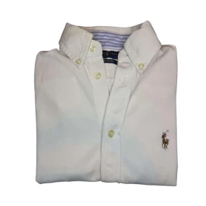 Ralph Lauren skjorta  - Storlek XS. För fler funderingar är det bara att höra av sig!