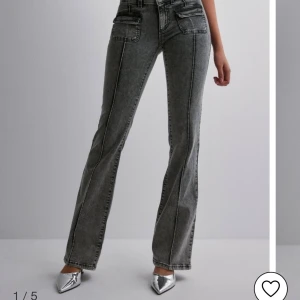 Lågmidjade jeans - Gråa, lågmidjade bootcut jeans i strl 40, men skulle säga att dom är strl 38! De är från Nelly och är i toppen skick! (Knappt använda) Skriv för fler bilder eller frågor!❤️Nypris:700kr