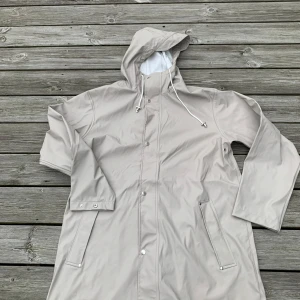 Unisex regnjacka i galon - Regnjacka i galon i nyskick. Storlek L i herr stl 48/50 i dam. Skulle säga mer som L/Xl dam.