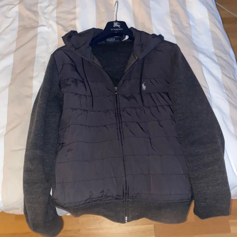 Säljer denna feta Ralph lauren cardiganen för 1999! Den är i bra skick och just denna modell är extremt eftertraktad eftersom just den här modellen it säljs längre. Kvitto finns från NK. Pris kan diskuteras vid snabb affär💨 . Jackor.