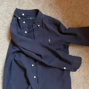 Säljer denna marinblåa Ralph lauren skjorta! Skick 9/10 hör av dig vid frågor 