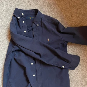 Ralph lauren skjorta - Säljer denna marinblåa Ralph lauren skjorta! Skick 9/10 hör av dig vid frågor 