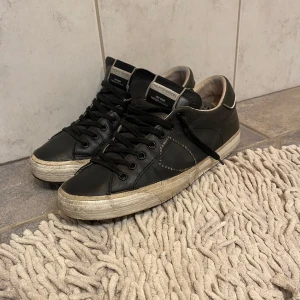 Philippe model/41 - Hej, säljer nu mina stilrena Philippe model skor, då dom tyvärr inte kommer till ngn användning längre. Ok/Gott skick. Medföljer-Philippe model kort. Nypris-2499 Mitt pris-639. Fraktar spårbart via postnord!