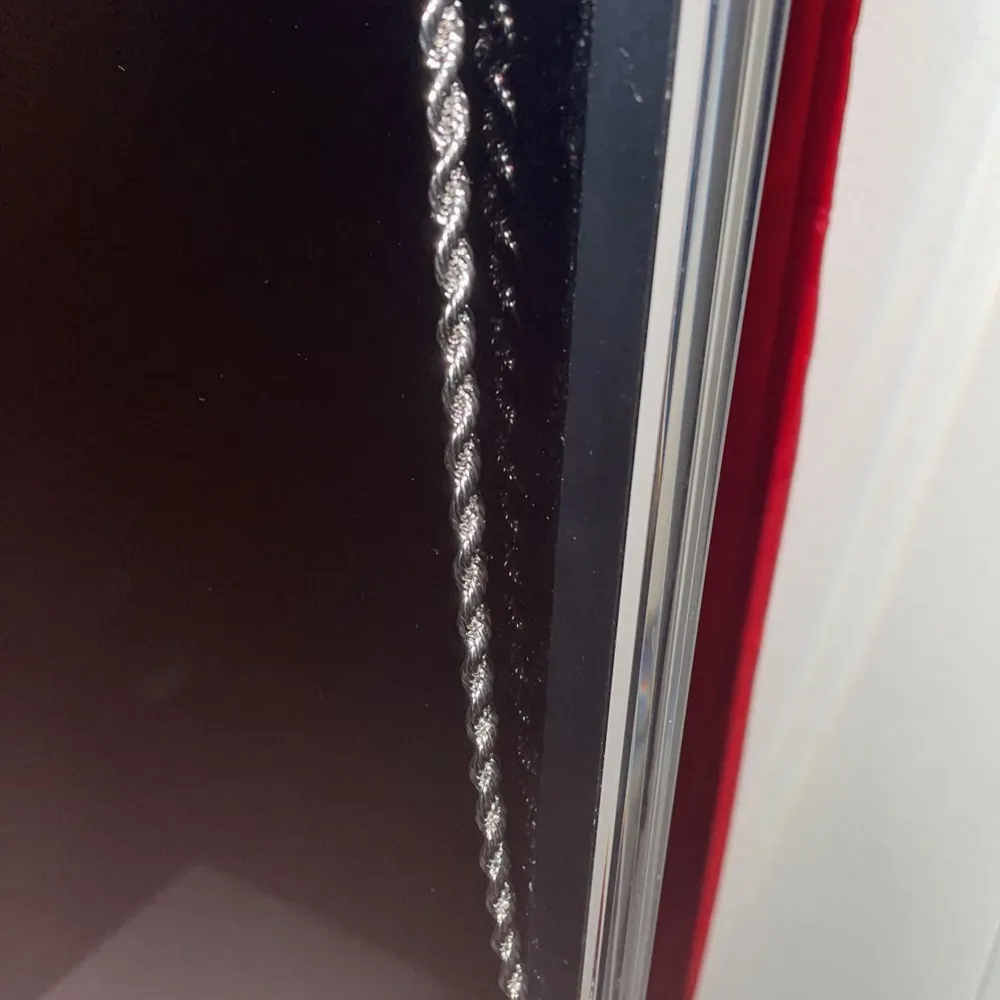 Hej, jag säljer mina fina cordell kedjor som är 55cm långa och 5mm breda. De är stainless steel så de håller sig fina även fast man badar eller duschar med den. Jag har haft samma kedja i ett år och den är fortfarande i topp skick. Guld & silver.. Asusteet.