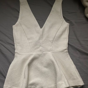 Topp - En topp som är fladdrig nere är perfekt för moderna utekvällar. Tänk dig en snygg blus med en löst sittande nederdel som rör sig elegant när du går. 😍🙉