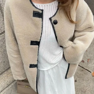 Mango pälsjacka med skinndetaljer - Brun, beige pälsjacka med fina detaljer. Oanvänd. Nypris 1499kr