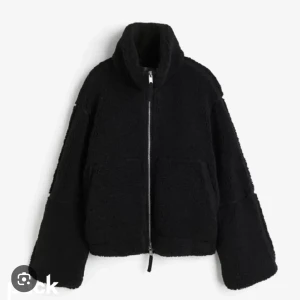 teddy jacka - intressekoll på den virala teddy jackan från H&M, i svart, storlek M! men passar mig som är en S. I väldigt fint skick, buda! 🍂🍂💕 (lånade bilder)
