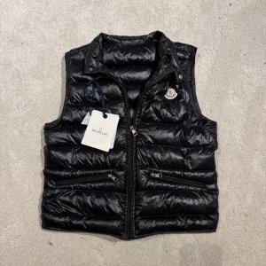 Moncler väst svart  - Skick 9/10 köpt på nk kvitto o allt finns    1-3 dagar frakt 🚚 skynda att köpa kommer nog sälja snabbt (tveka inte om ni har några frågor )