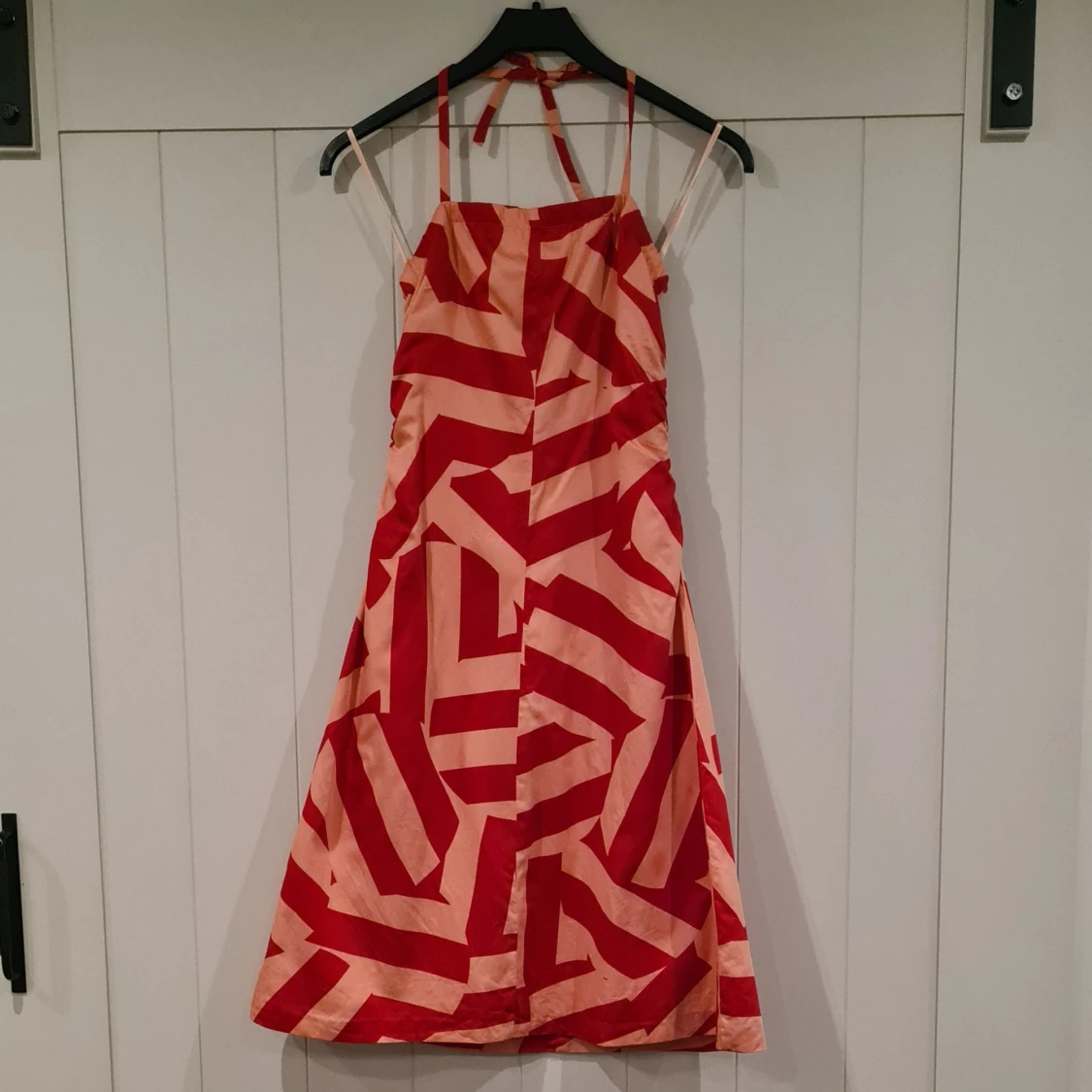 Röd och rosa mönstrad klänning