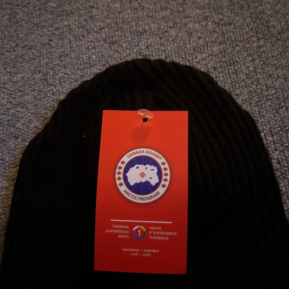 Svart Canada Goose Mössa. Helt flawless mössa. Topp kvalitet. För mer bilder skriv!! Pris kan diskuteras!!. Accessoarer.