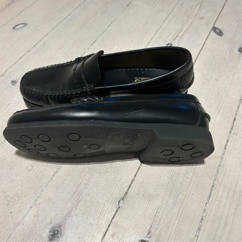 Sebago slip-ons loafers som är använda fåtal ggr. Tyvärr finns en liten repa, enbart den som syns på bild, annars är dem i superfint skick.   Nytt pris: 2999kr  Mitt pris: 1200kr. Skor.